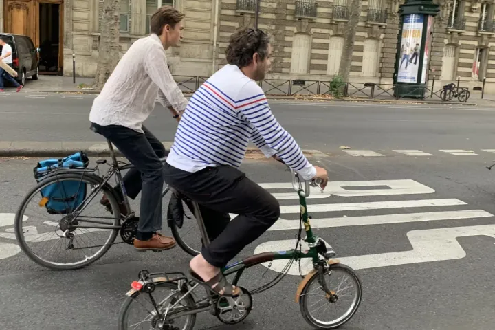 Voies partagées taxis-vélos : un nouveau défi pour la mobilité parisienne