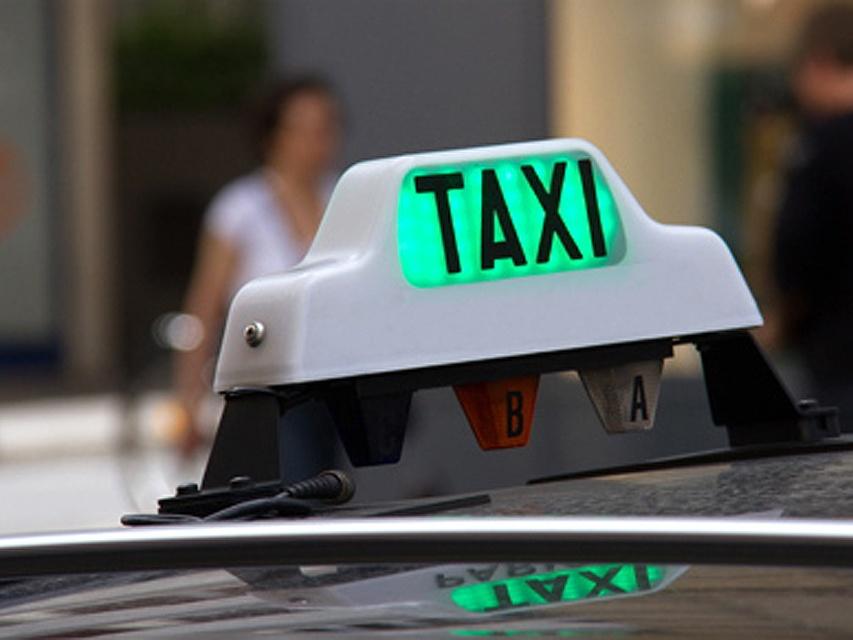 Découvrez les chiffres 2025 des taxis à Paris : évolution du marché, réforme sanitaire, concurrence VTC, témoignages de chauffeurs et perspectives économiques pour le secteur.