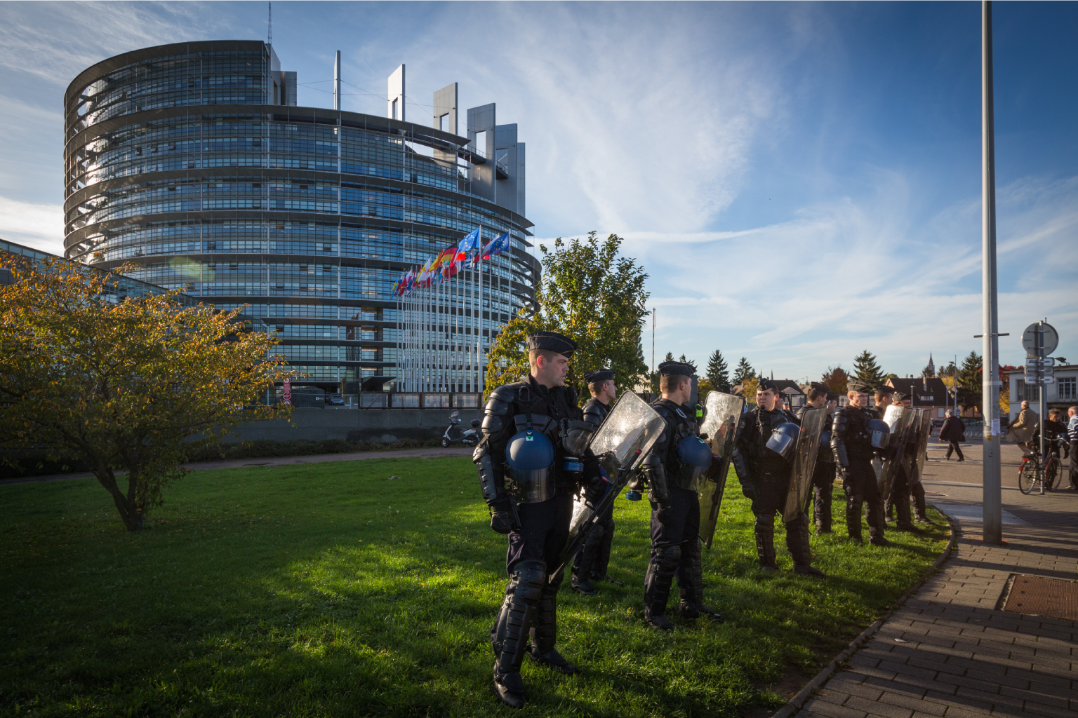 Le collectif Team Taxi mobilise les chauffeurs contre la concurrence des VTC dans les aéroports parisiens. Découvrez les revendications, les zones blanches et les demandes de régulation des plateformes.