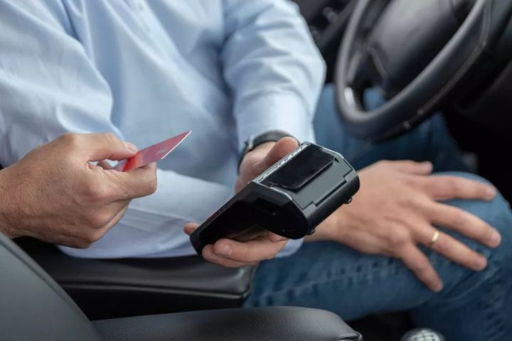 Guide complet des terminaux de paiement pour chauffeurs VTC : TPE autonomes, lecteurs CB, paiement par smartphone, frais de transaction, abonnements et solutions adaptées à chaque activité.