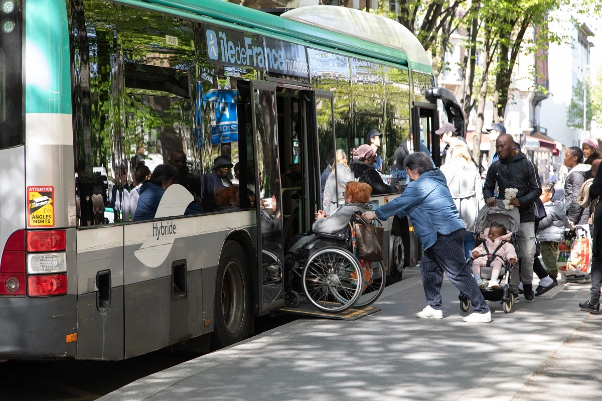 L’ouverture à la concurrence des lignes de bus à Paris bouleverse le paysage des transports en commun. Quels impacts pour le taxi urbain ?