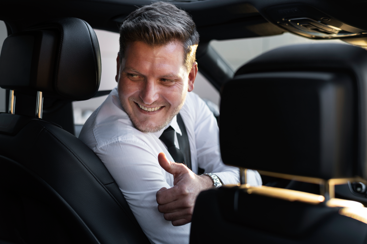 Chauffeur VTC indépendant analysant ses revenus et ses réservations clients